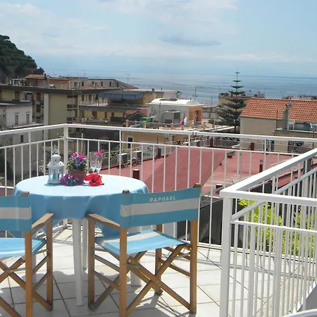 בית הארחה Maison Raphael מינורי