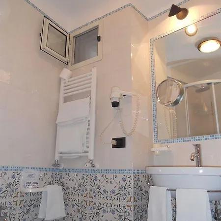 Maison Raphael 3*